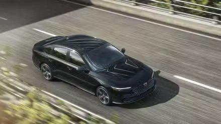 Honda Accord SE 2026 roulant sur l'autoroute avec la caméra au-dessus regardant la voiture.