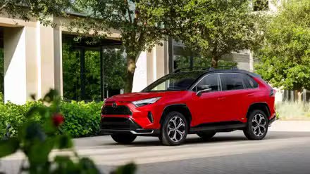 Plan 3/4 avant d'un Toyota RAV4 PHEV 2024