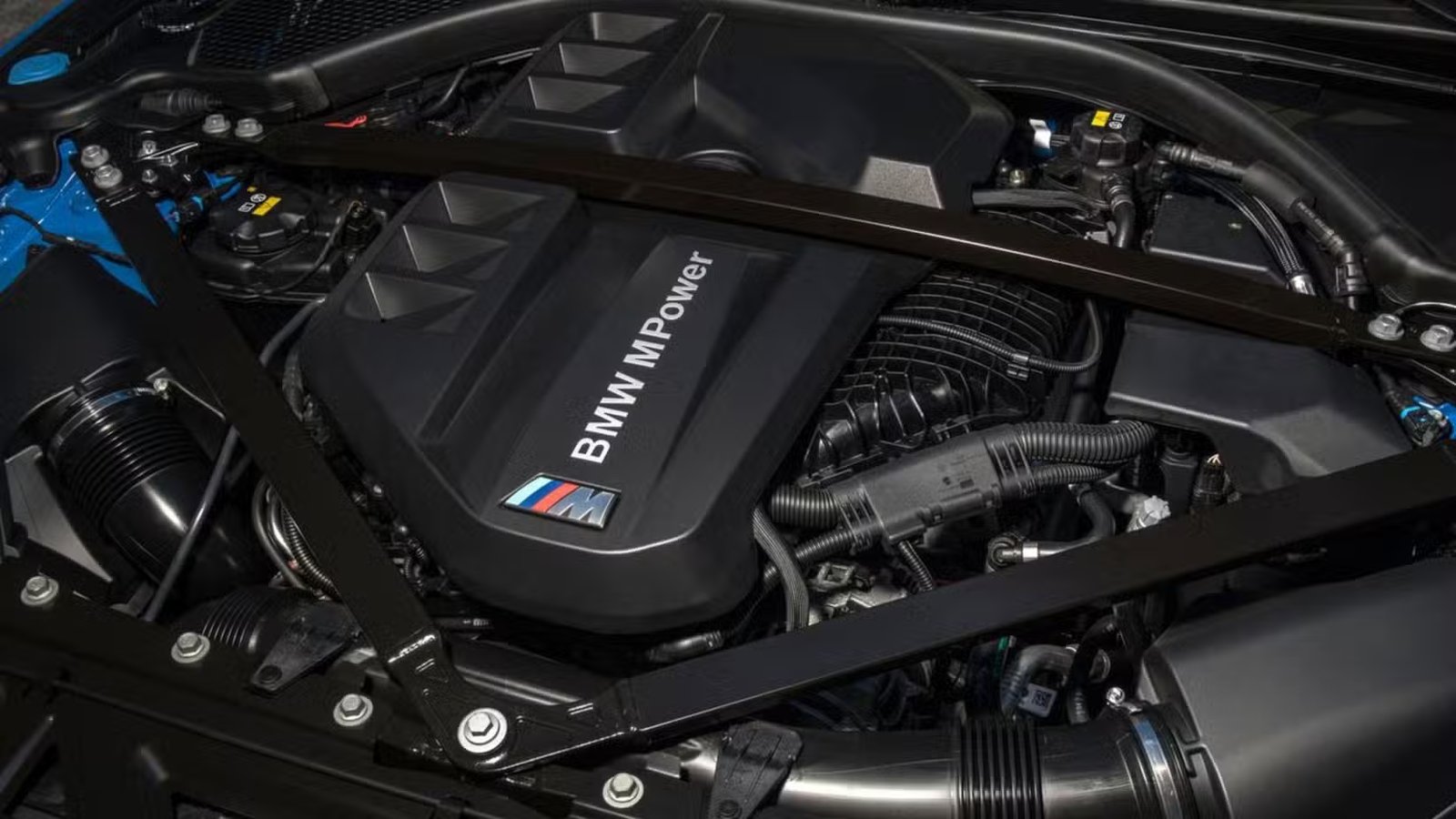 Plan du moteur sous le capot d'une BMW M4 Competition Coupé xDrive 2022.