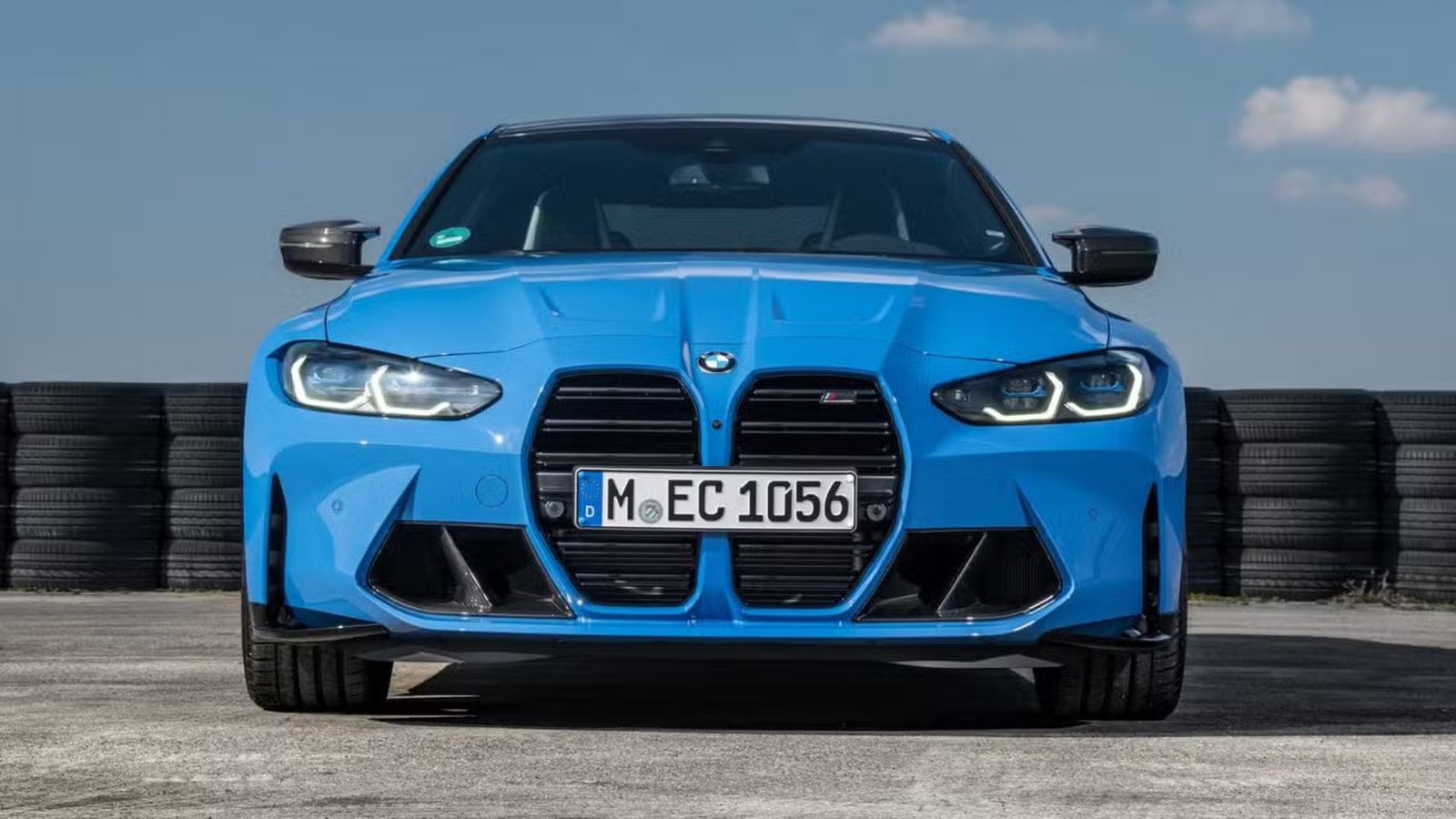 Prise de vue statique de l'avant d'une BMW M4 Competition Coupé xDrive 2022 bleue.
