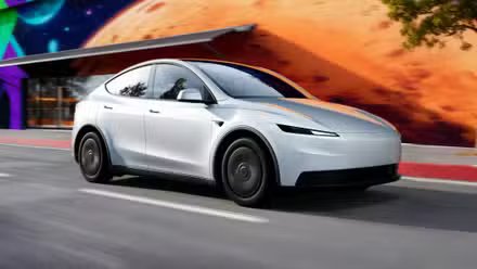 Tesla Model Y en blanc devant un bâtiment avec un fond cosmique