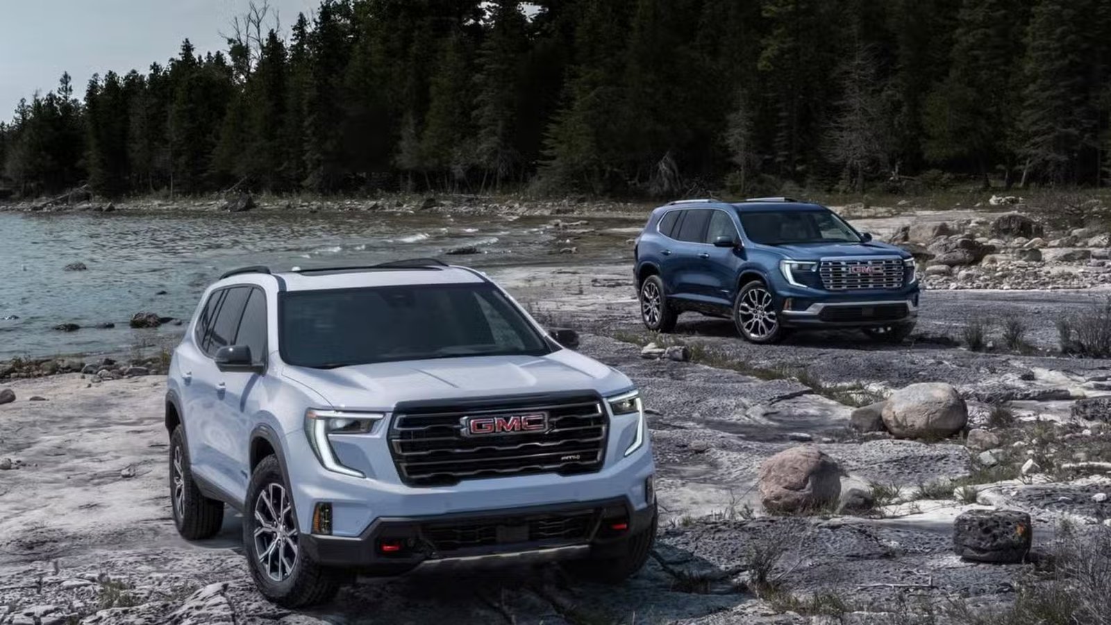 Plan statique 3/4 avant d'un GMC Acadia 2024 blanc et bleu.