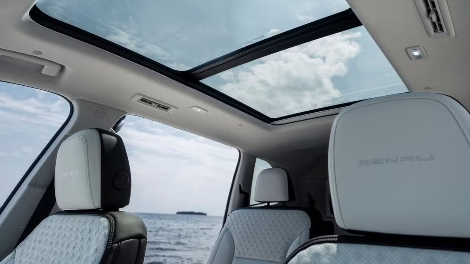 Plan de l'intérieur et du toit panoramique de l'habitacle d'un GMC Acadia 2024.