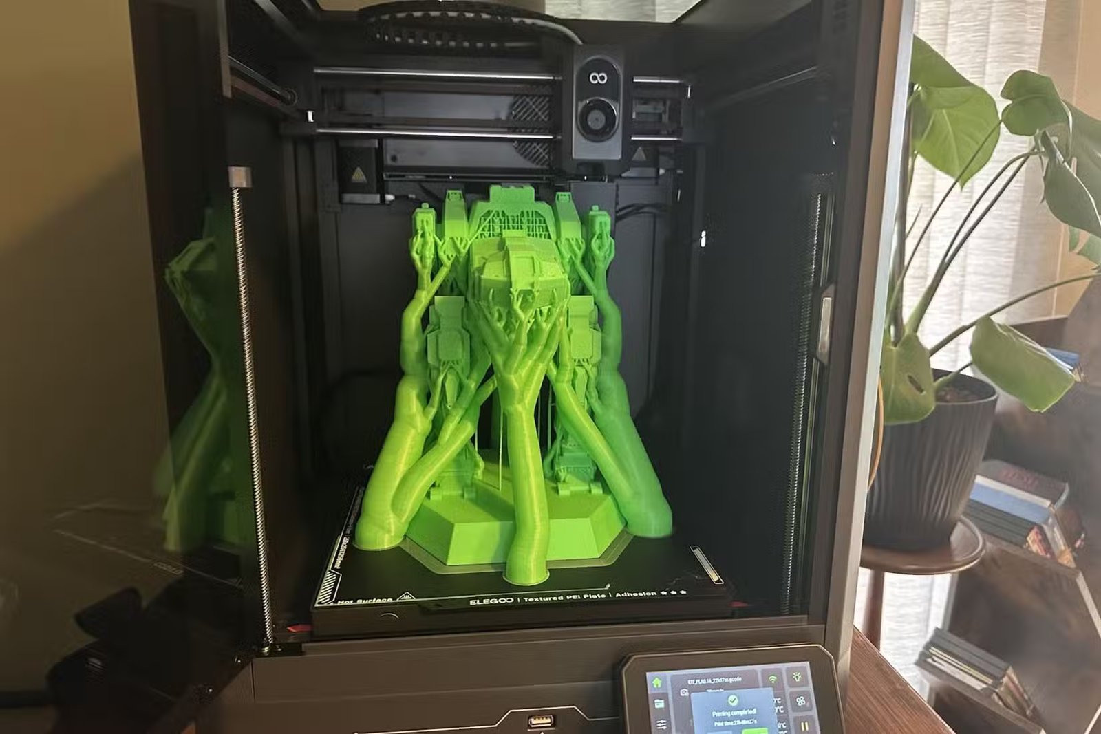 Un grand modèle de robot du Battletech avec des supports d'arbres.