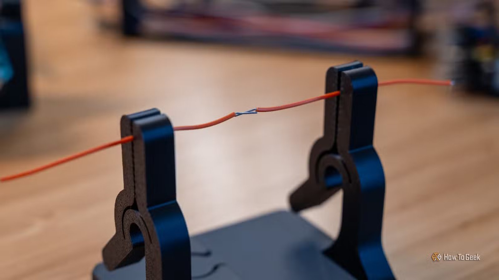 Un support de fil imprimé en 3D à souder qui contient deux fils.