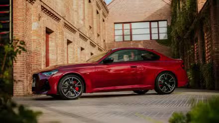 Plan 3/4 avant d'une BMW M240i 2025