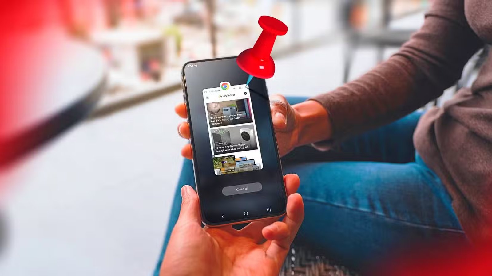 Une personne remettant un téléphone à une autre personne et une application avec une épingle sur le téléphone. écran.