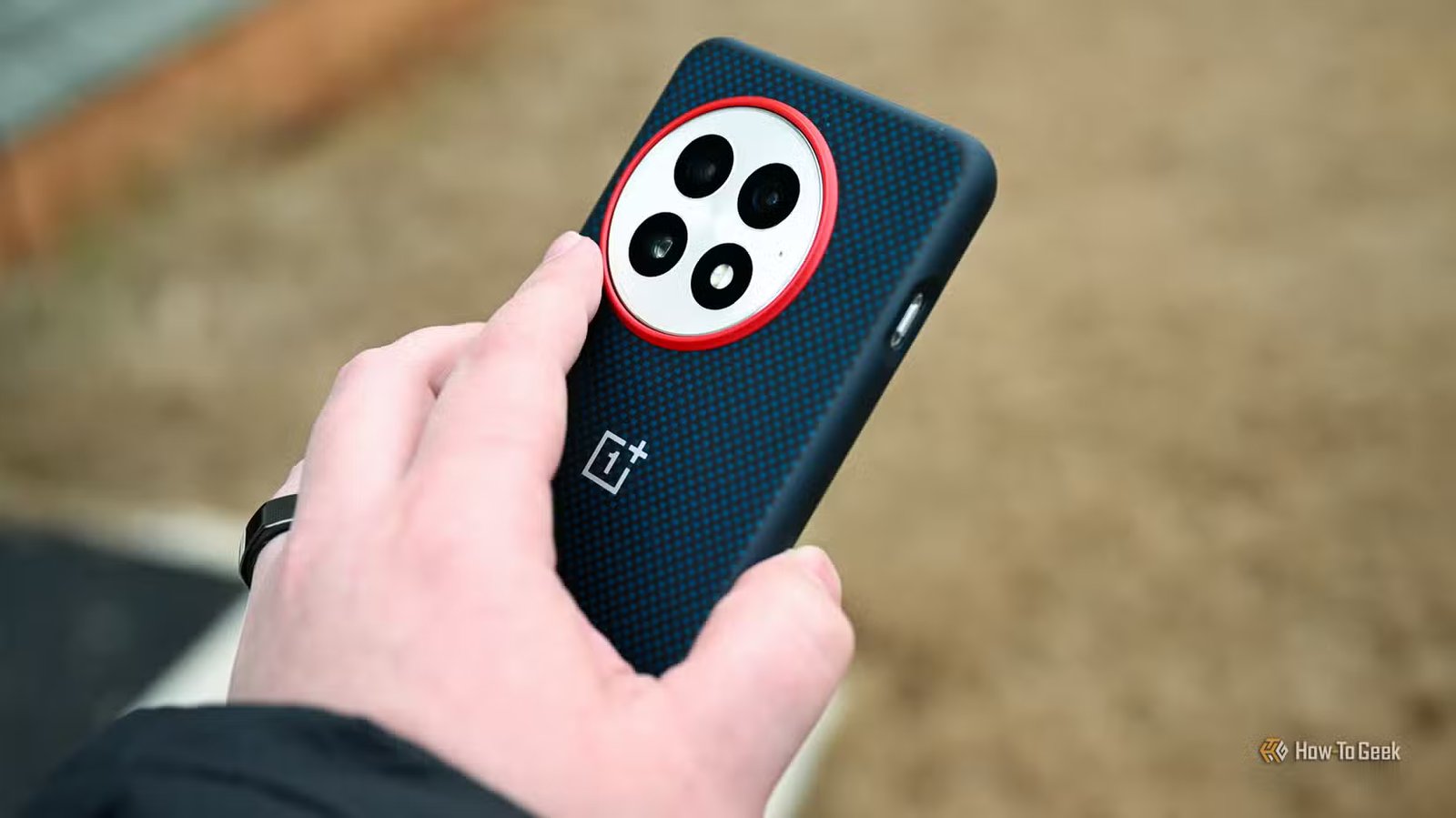 Face arrière du OnePlus 13 à l’intérieur d’une coque de téléphone.
