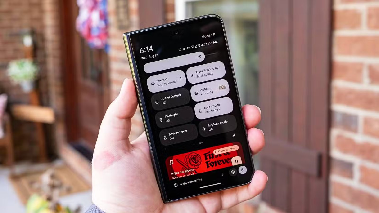 Ombre de notification et paramètres rapides sur le Google Pixel Fold avec le téléphone replié.