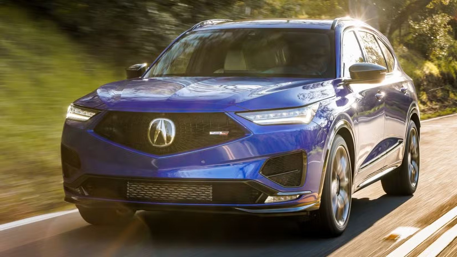 Plan dynamique 3/4 avant d'une Acura MDX Type S 2022 bleue.