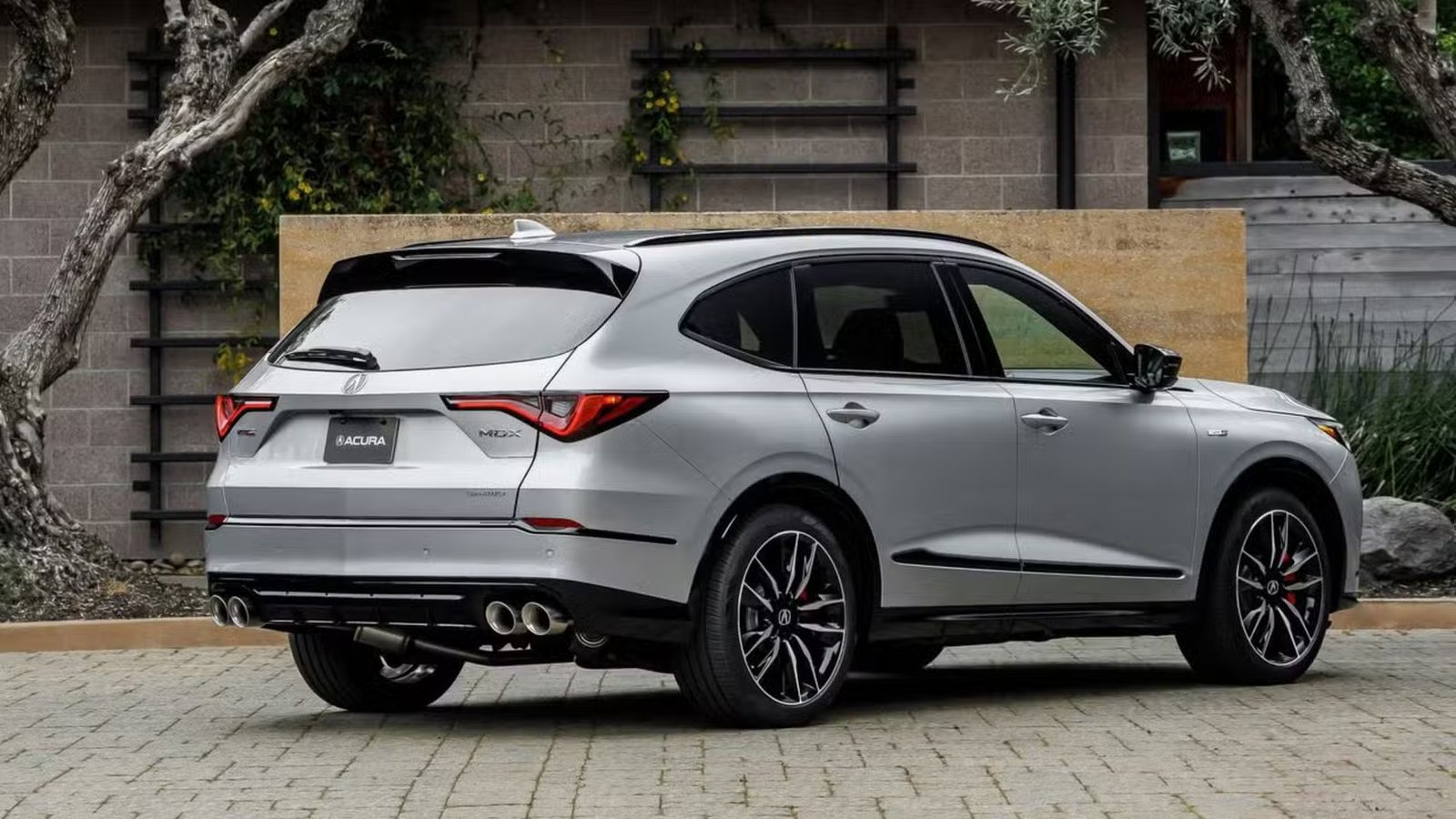 Plan 3/4 arrière statique d'une Acura MDX Type S 2022 argentée.