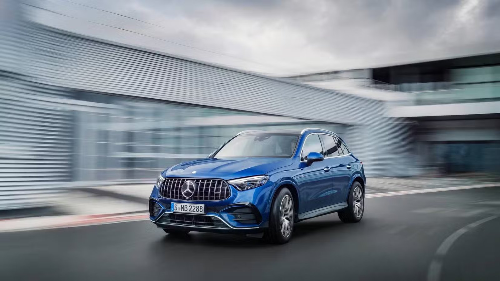 Vue en angle avant du VUS Mercedes-AMG GLC 43 2026