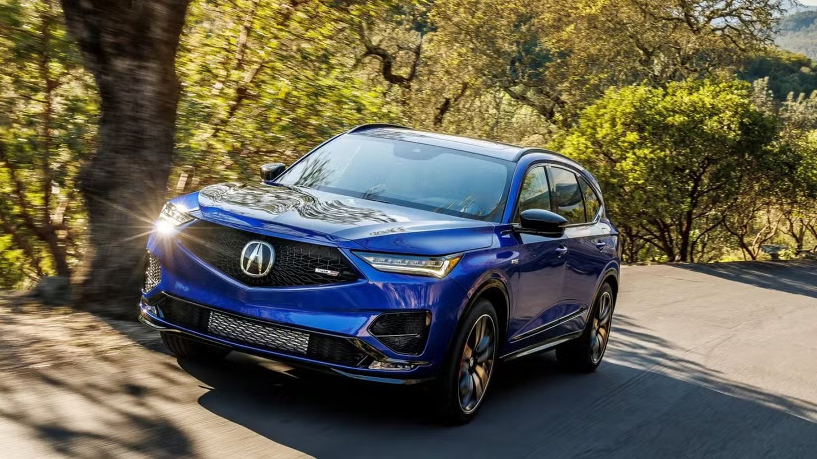 Plan dynamique 3/4 avant d'une Acura MDX Type S 2022 bleue.