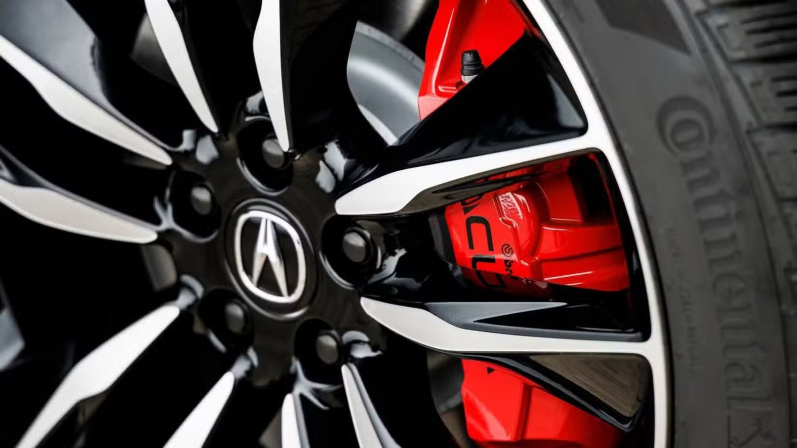 Gros plan de l'étrier de frein rouge derrière la roue autorisée sur une Acura MDX Type S 2022.
