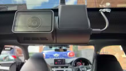 Caméra arrière VIOFO A329S 3CH montée sur le pare-brise arrière d'une Audi S5 2017, vue de l'intérieur de la cabine montrant l'objectif fisheye, l'antenne GPS et l'intérieur du véhicule