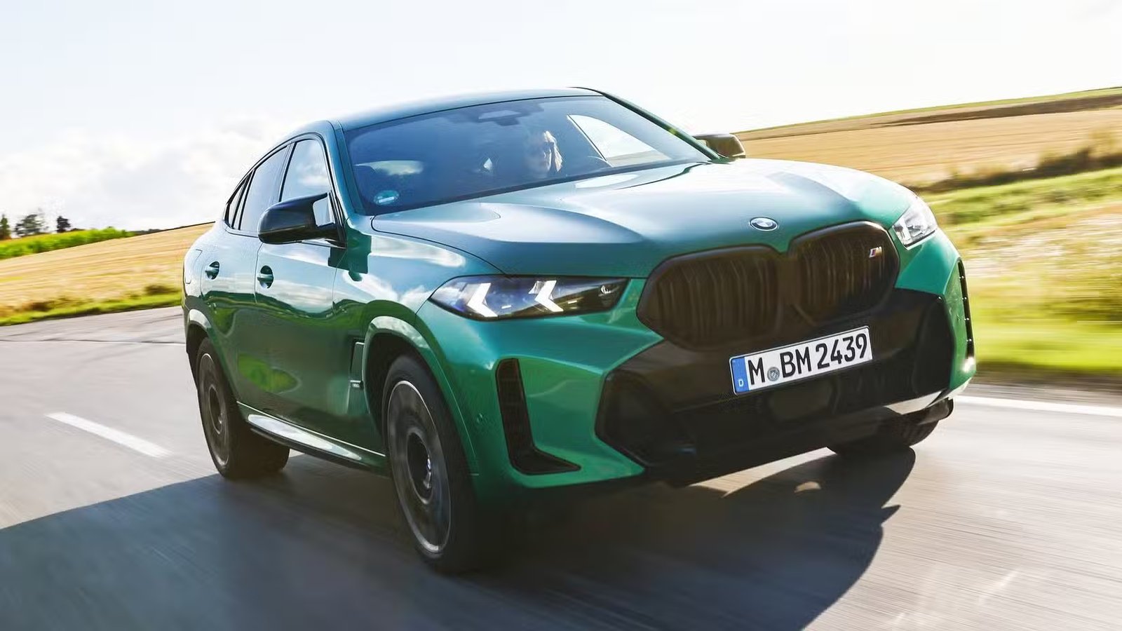 Plan d'action 3/4 avant d'un BMW X6 2024