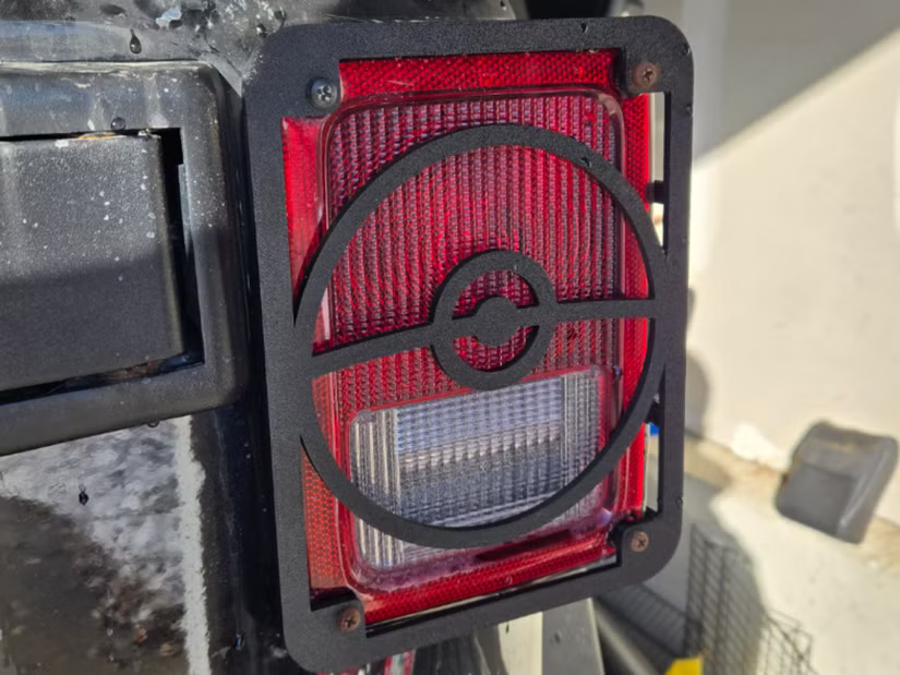 Un couvercle de feu arrière Jeep imprimé en 3D Pokeball.
