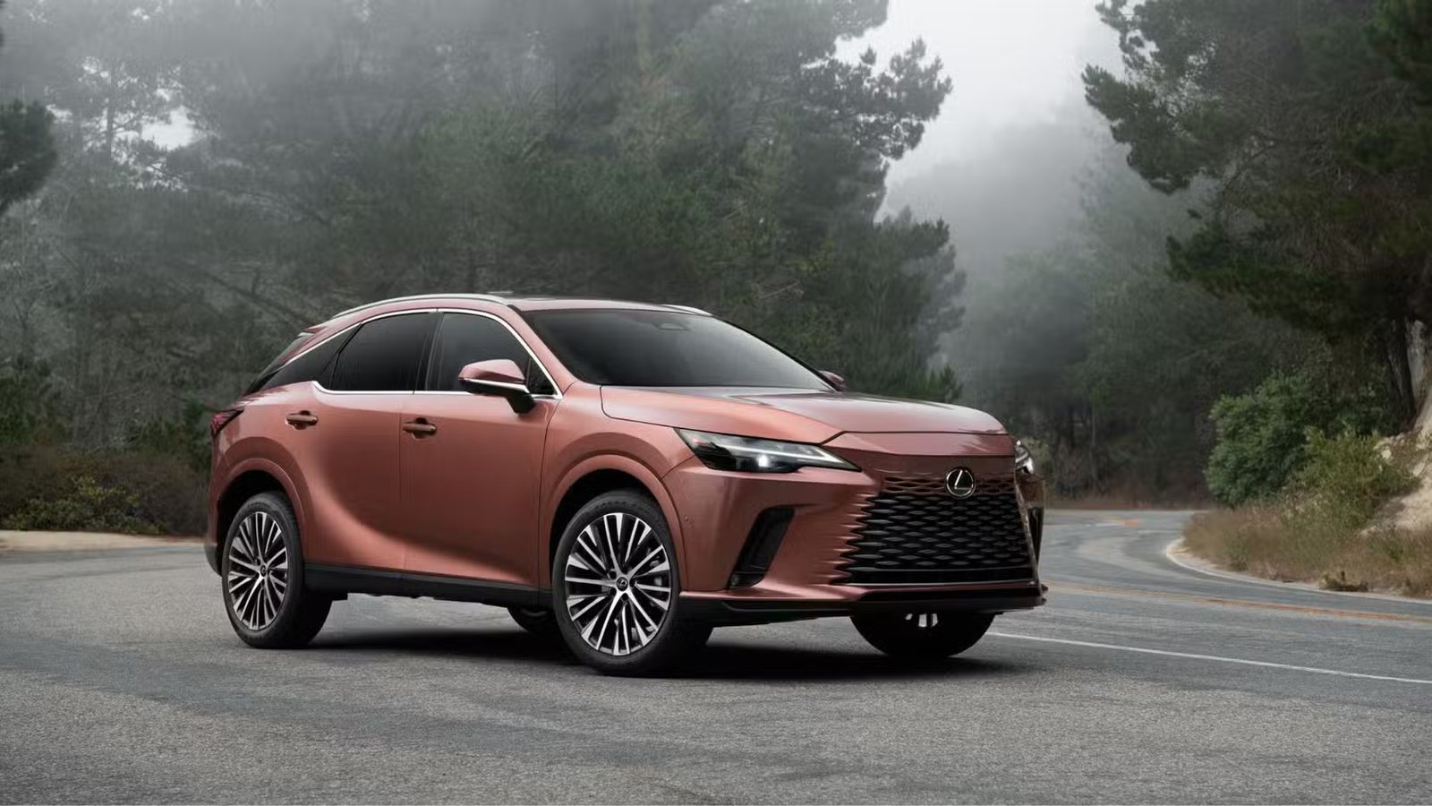 Plan statique 3/4 avant d'une Lexus RX 350 Premium AWD 2026 en cuivre.