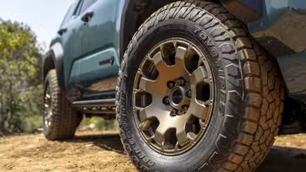 Gros plan des roues du Toyota 4Runner Trailhunter 2025