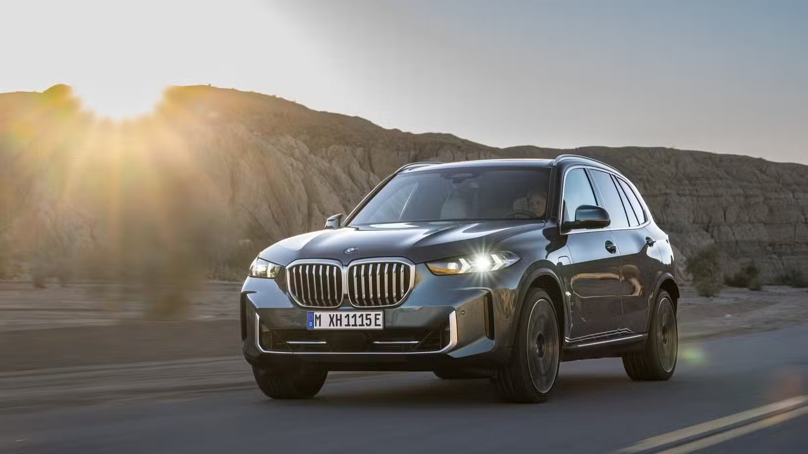 Plan 3/4 avant d'un BMW X5 2024