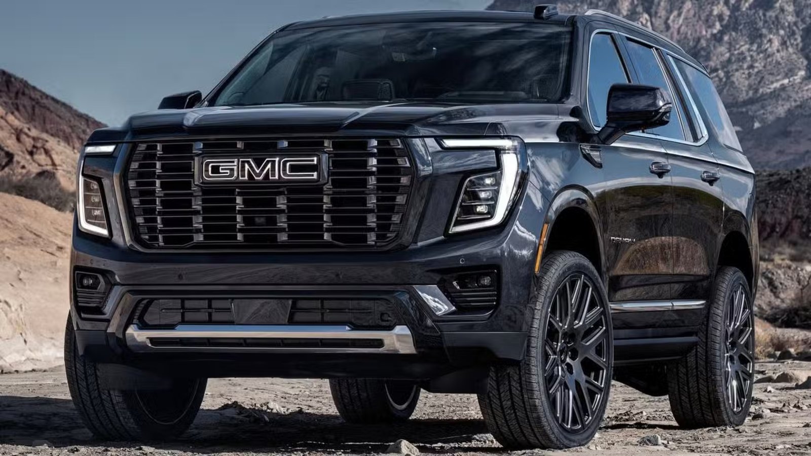 Plan statique 3/4 avant d'un GMC Yukon Denali 2025 noir.