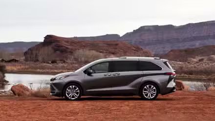 Vue de profil latérale d'une Toyota Sienna 2024