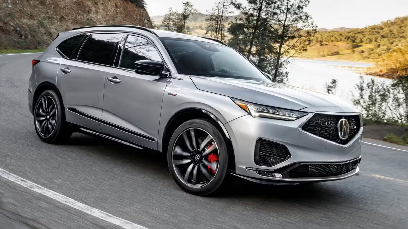 Photo de profil latérale dynamique d'une Acura MDX Type S 2022 argentée.