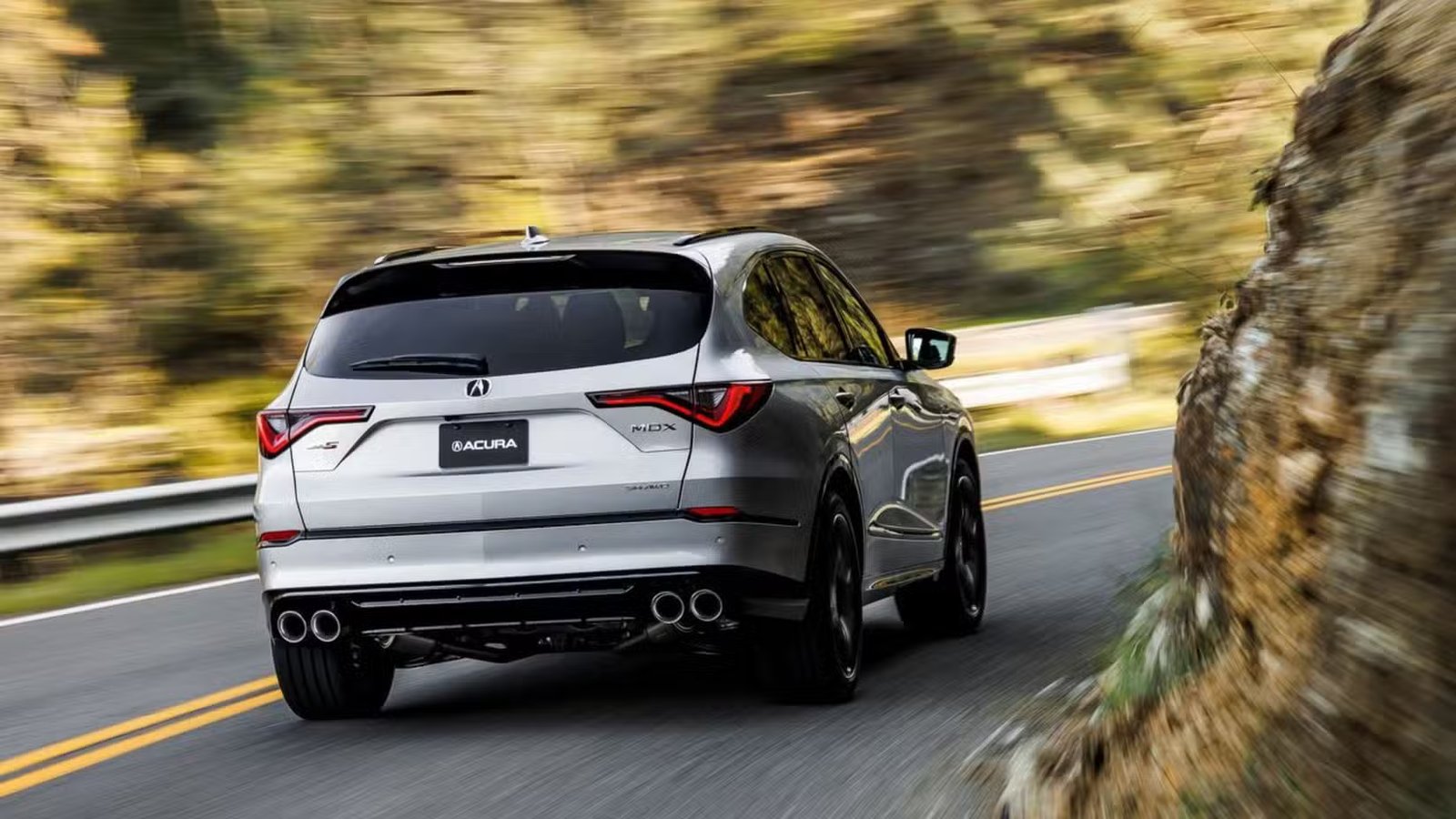 Prise de vue dynamique de l'arrière d'une Acura MDX Type S 2022 argentée.