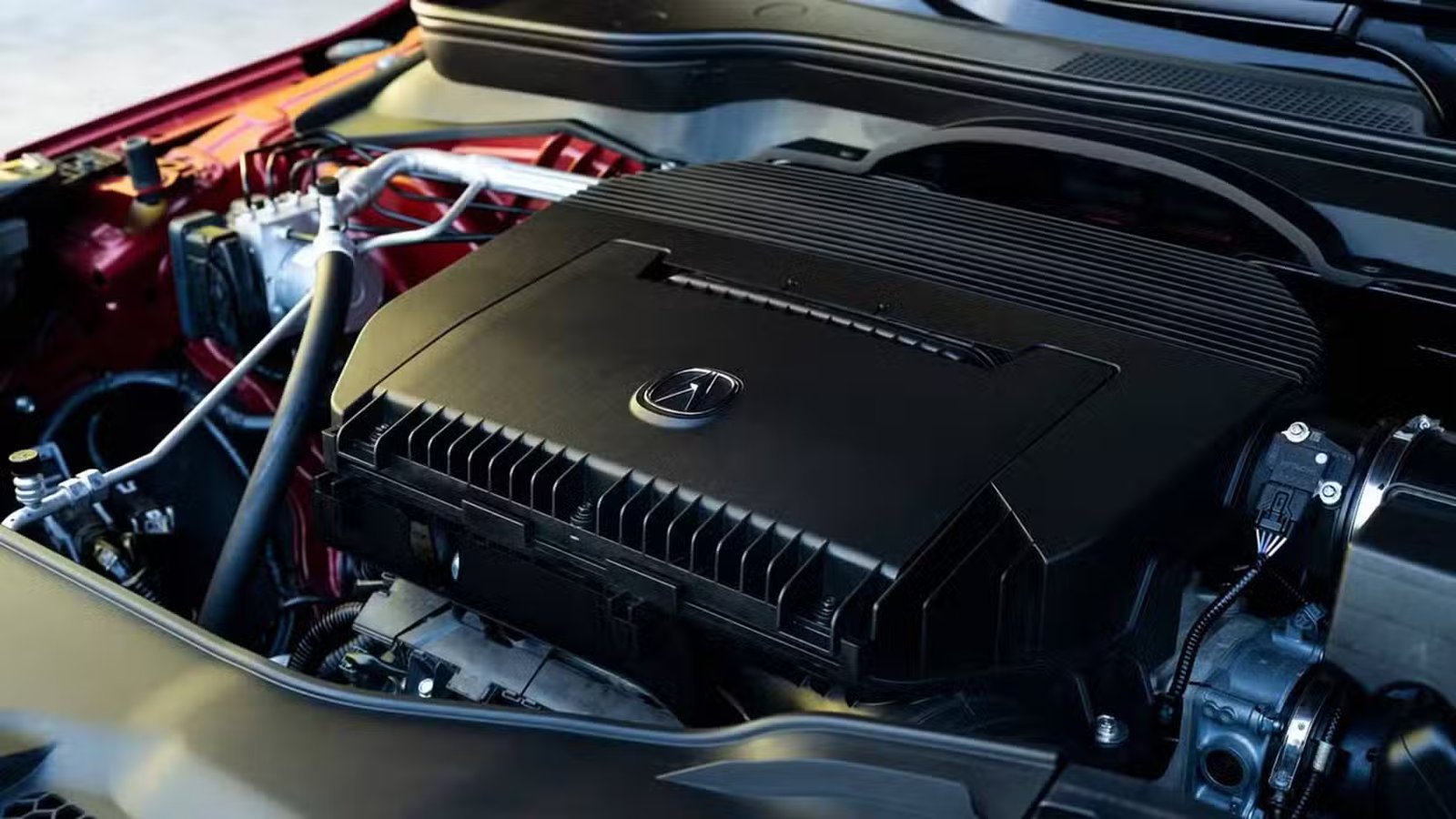 Gros plan du moteur V6 de 3,5 litres sous le capot d’une Acura MDX 2023.
