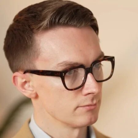 Jack Collins porte ses lunettes personnalisées de Schau Schau Brillen