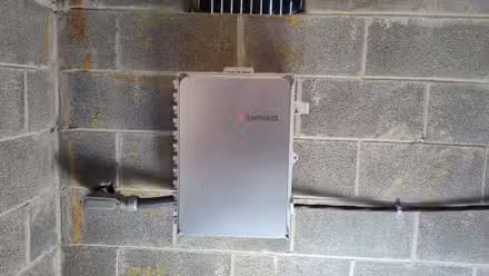 Contrôleur de système Enphase avec conduit allant aux panneaux solaires.