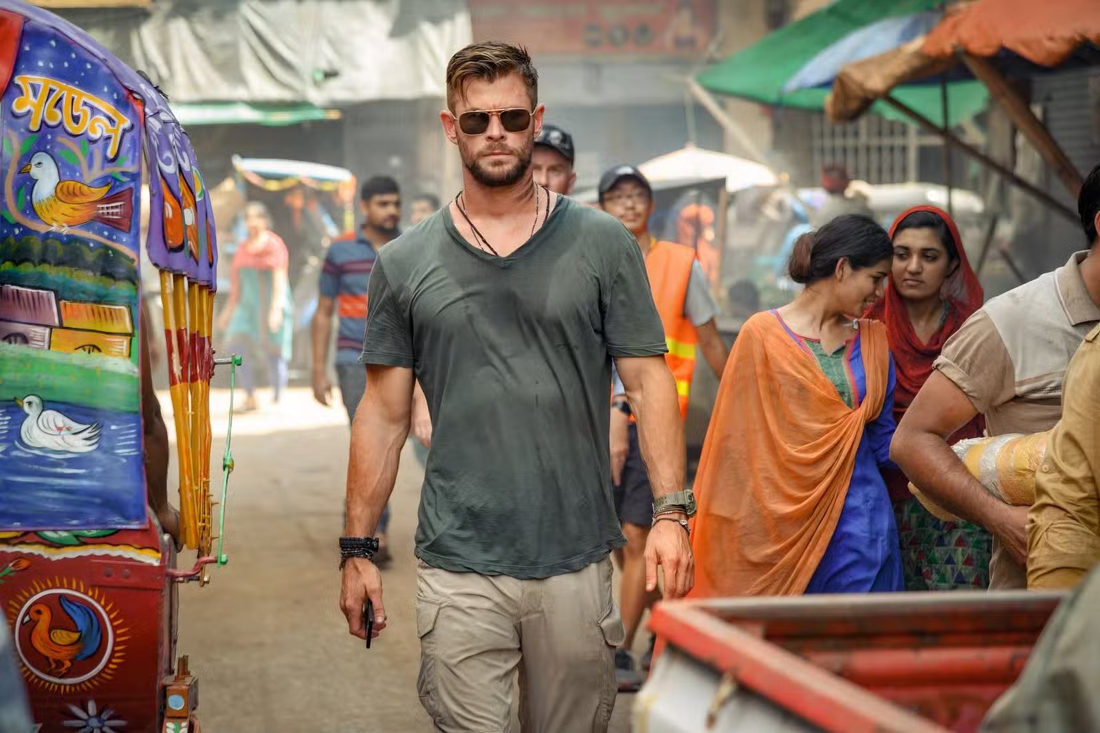 Chris Hemsworth marche sur la route dans Extraction.