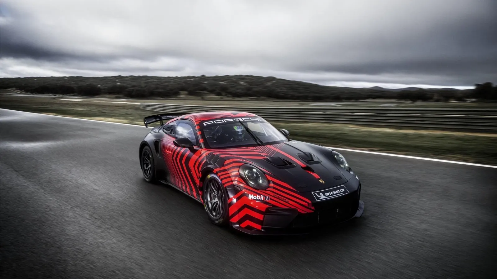 Profil avant de la nouvelle Porsche 911 GT4 R sur un circuit automobile