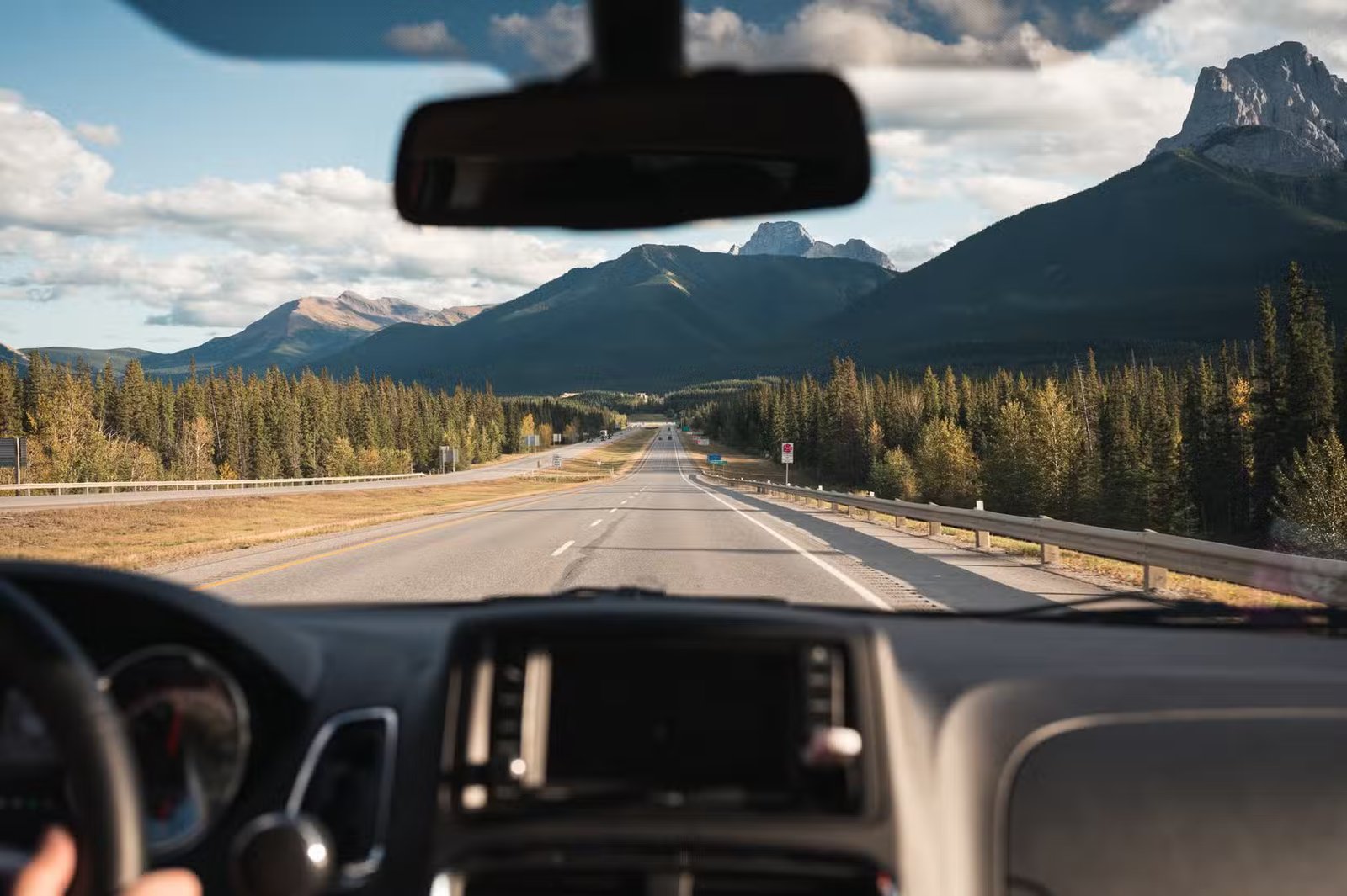 Conduite sur autoroute dans le parc national Banff