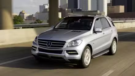 Vue du quart avant de la Mercedes-Benz ML 2104