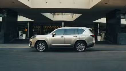 Photo de profil latéral statique d'une Lexus LX Ultra Luxury 2026.