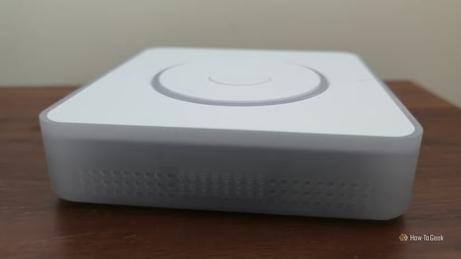 Home Assistant Voice Preview Edition sur une étagère