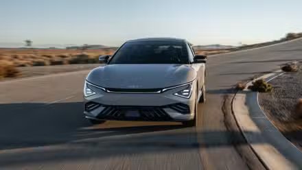 Prise de vue dynamique 3/4 avant d'une Kia EV6 2025