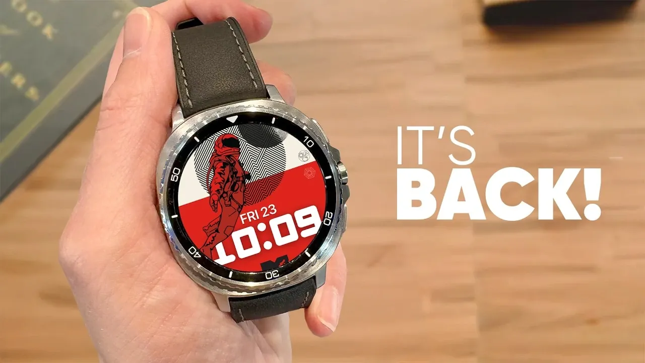 Utilisateur levant le poignet pour activer l'assistant vocal sur une Galaxy Watch