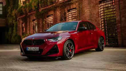 Plan 3/4 avant d'une BMW M240i 2025