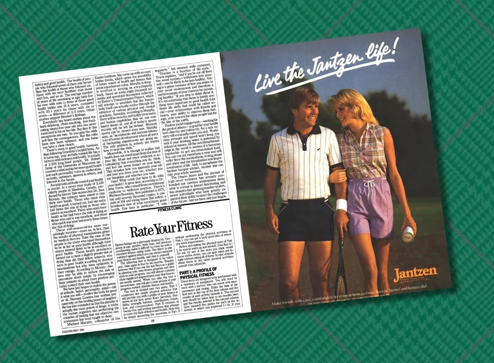 Annonce de couple de tennis Jantzen des années 1980 Publicité Jantzen des années 1980 montrant un couple vêtu d'un polo à rayures colorées et d'un short à carreaux, sortant d'un court de tennis