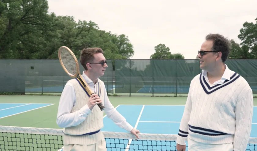 Test du terrain de pull Gg Tennis Whites Deux hommes en pulls de tennis torsadés et blancs de tennis vintage debout devant le filet sur un court extérieur
