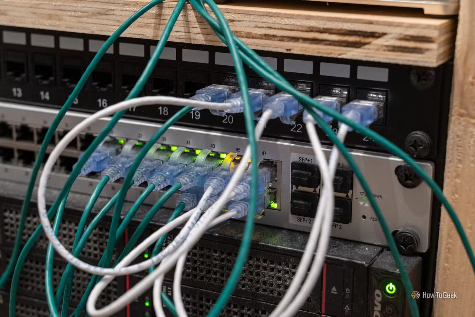 Switch réseau PoE géré UniFi US-48-500W avec câbles Ethernet et ports SFP.