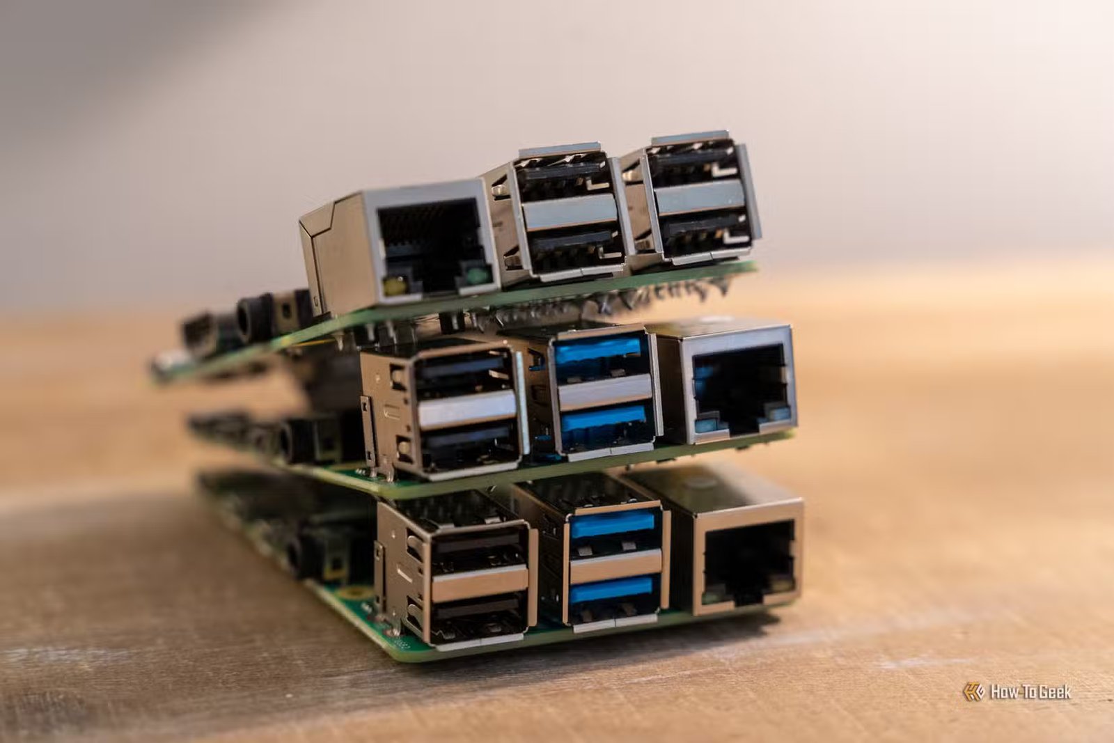 Cartes Raspberry Pi empilées montrant les ports Ethernet et USB sur le côté.