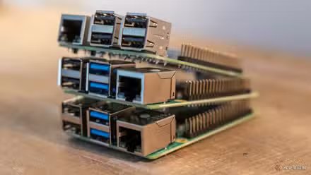 Un gros plan d’une pile de Raspberry Pis.