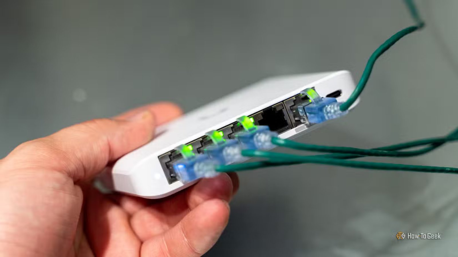 Les ports du commutateur Ethernet Unifi Flex Mini 2,5G avec les voyants de liaison allumés.