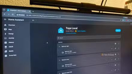 Tuya Local exécuté dans Home Assistant et affiché sur un moniteur.