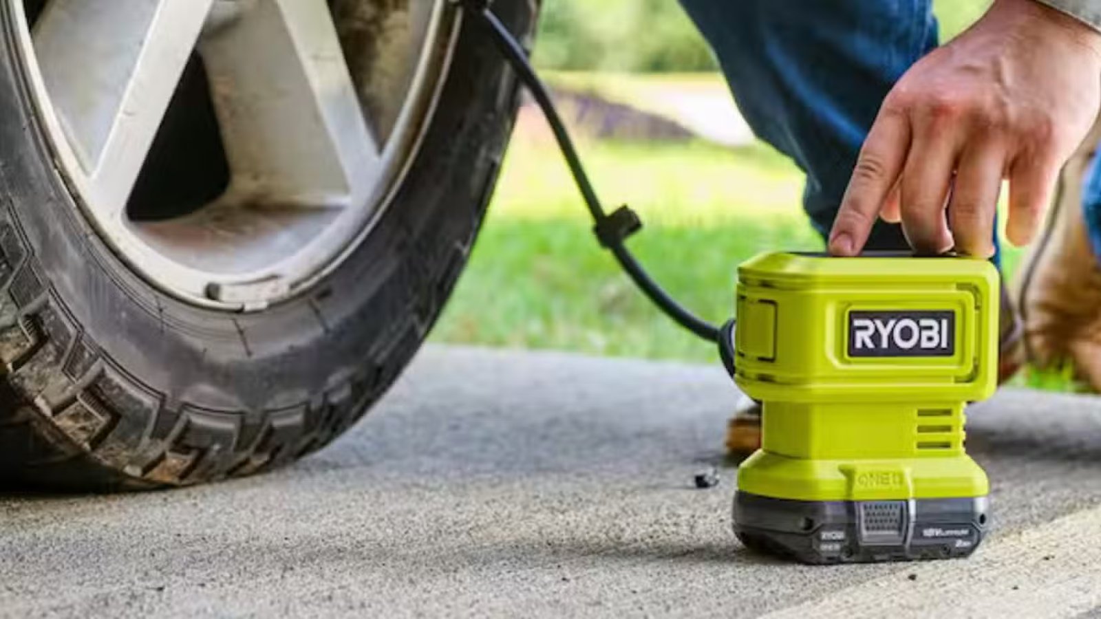 homme utilisant un gonfleur de pneu Ryobi