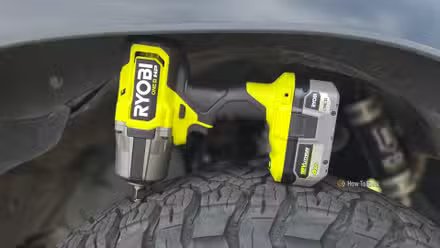 Clé à chocs Ryobi sur un pneu de camion