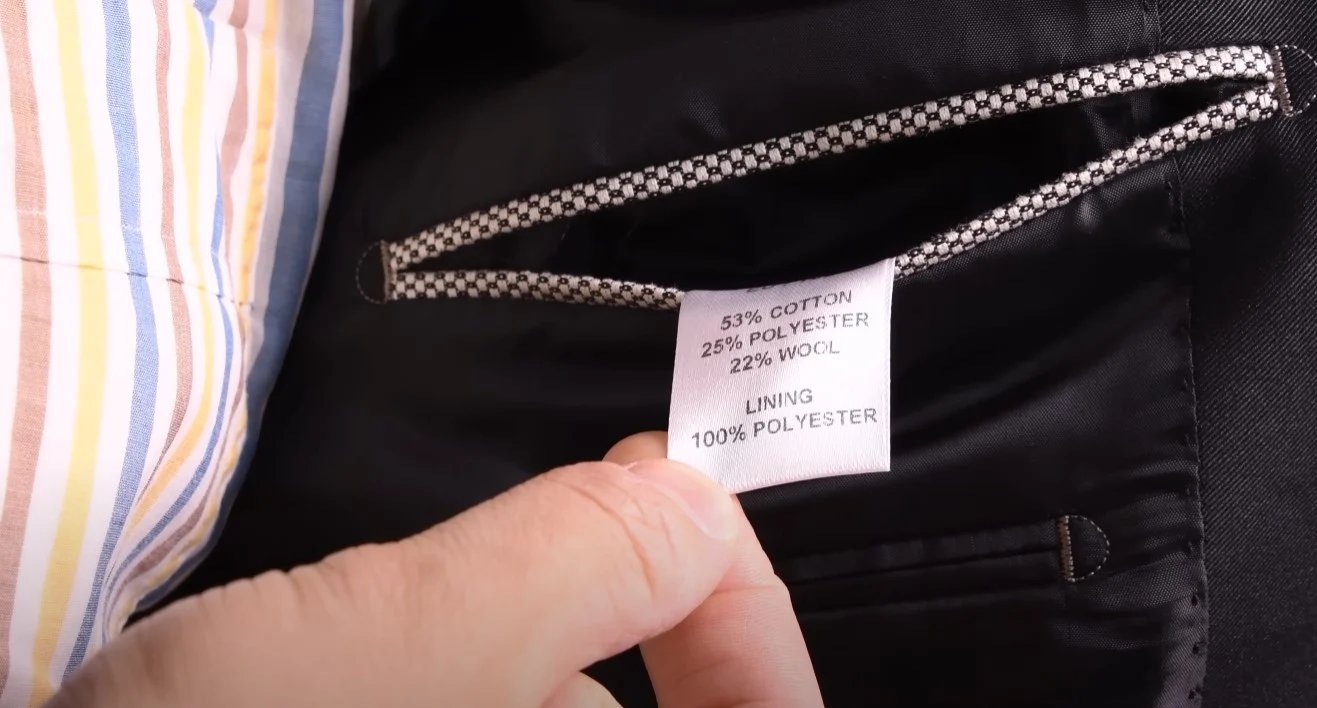 Étiquette de vêtements montrant un mélange de polyester et de coton à haute teneur